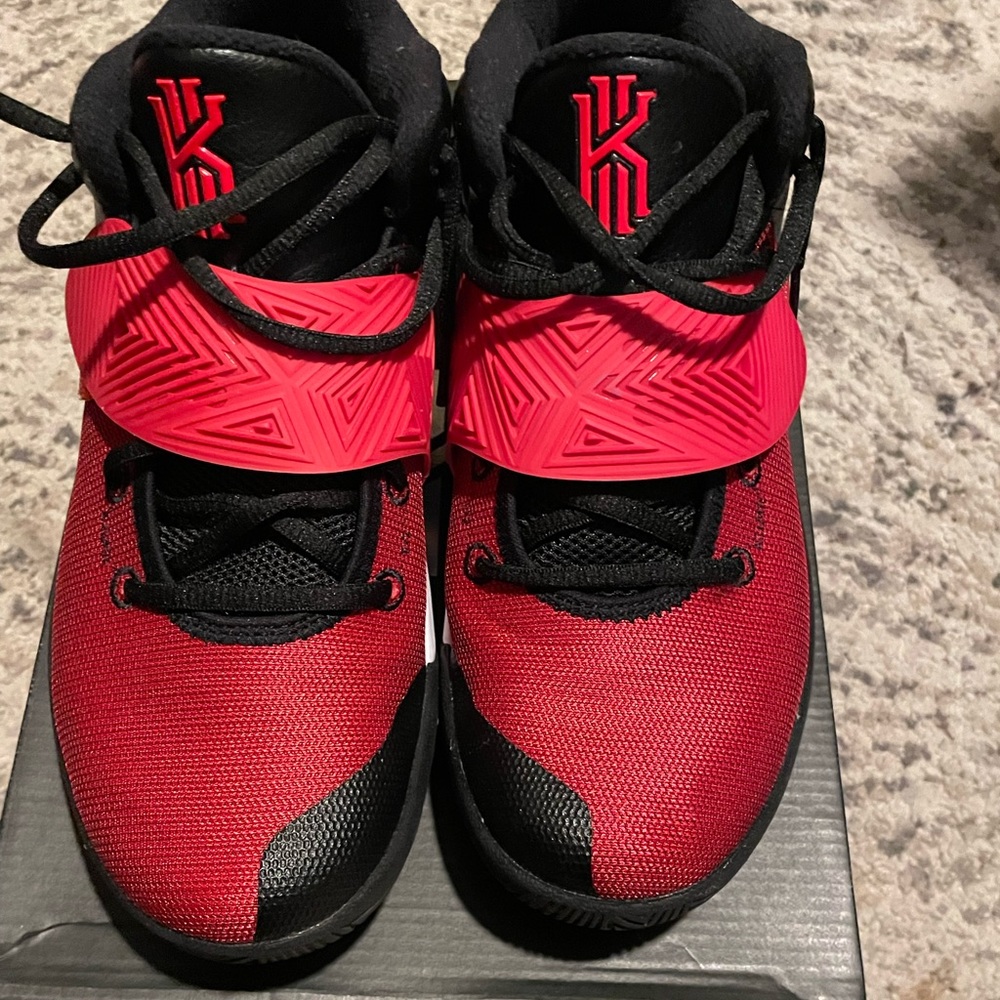 Kyrie flytrap 3